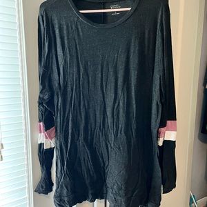 Nice comfy long sleeve shirt. Great with leggings.